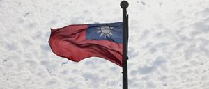 Die Flagge von Taiwan weht im Wind.