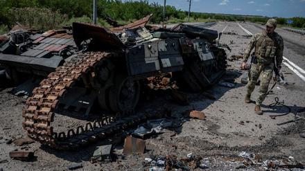 Ein zerstörter russischer Panzer in der Südukraine.     