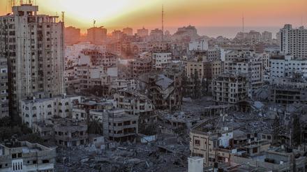 Ein Blick auf Ruinen und zerstörte Gebäude nach israelischen Luftangriffen auf das Viertel Al-Rimal im Gazastreifen.