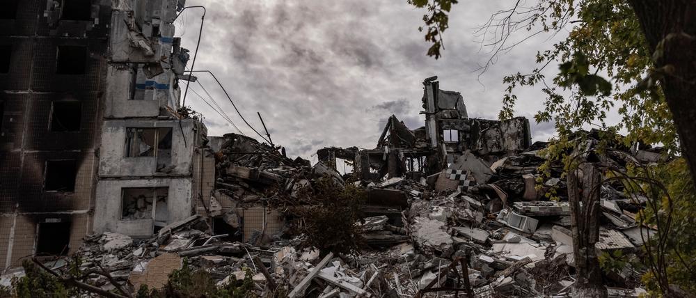 Ein durch russische Luftangriffe beschädigtes Gebäude im Osten der Ukraine. 