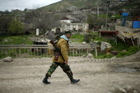Ein Kämpfer in einem Dorf in Berg-Karabach.