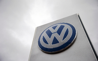 Volkswagen muss im ersten Quartal einen Verlust um rund ein Fünftel auf 2,3 Milliarden Euro hinnehmen.