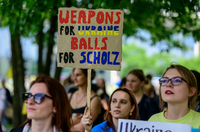 „Waffen für die Ukraine“ und „Eier für Scholz“: Pro-Ukraine-Demonstration in Berlin