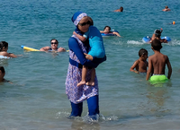 Eine mit einem Burkini bekleidete Frau am Strand von Marseille.