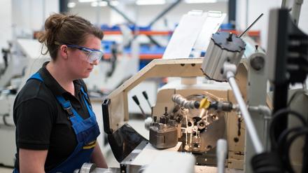 Eine Auszubildende arbeitet am in einer Ausbildungswerkstatt für Mechaniker im ABB Ausbildungszentrum in Berlin. 