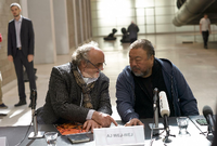 Jiri Fajt (links), damals Direktor der Nationalgalerie, und Ai Weiwei 2017 bei der Eröffnung der Ausstellung "Law of the Journey".