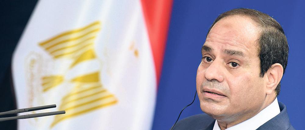 Der ägyptische Präsident Abdel Fattah al-Sisi äußert sich am 03.06.2015 bei einer Pressekonferenz mit Bundeskanzlerin Merkel im Bundeskanzleramt in Berlin. Foto: Rainer Jensen/dpa (zu dpa «Volksvertretung oder Pseudo-Parlament - Welche Wahl hat Ägypten?» vom 13.10.2015) +++(c) dpa - Bildfunk+++