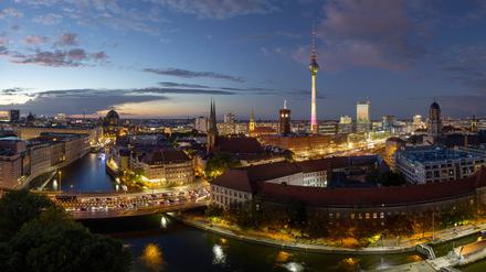 Schön, aber schädlich: Berlin gibt in der Nacht eine Menge Licht in die Nacht ab.