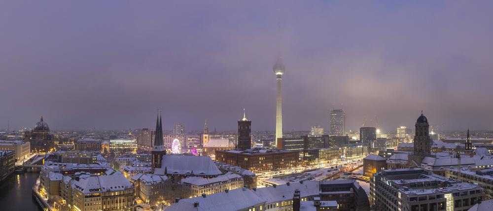 Abendstimmung vom Zentrum Berlin-Mitte nach Schneefall. 