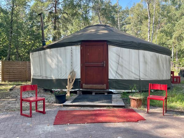 Für Übernachtungen bietet das Abenteuerzentrum auch Zelthütten mit Matratzenlager an.