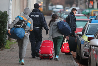 Abgelehnte Asylbewerber in Leipzig auf dem Weg zum Flughafen.