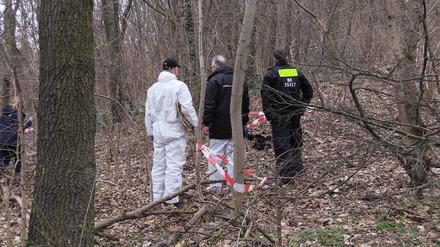 Kriminaltechniker stehen im Gestrüpp an einer Fundstelle. Im Berliner Volkspark Prenzlauer Berg ist am Dienstagvormittag der abgetrennte Oberschenkel eines Menschen entdeckt worden.