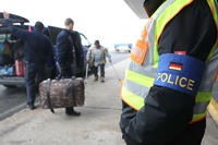 Vor der Abreise: Bundespolizisten in neongelben Westen begleiten abgelehnte Asylbwerber in einem Flughafen-Zubringer-Bus.