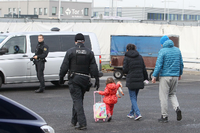 Polizisten begleiten einen straffällig gewordenen Asylbewerber am 24.11.2015 zum Flughafen Leipzig-Halle in Schkeuditz (Sachsen) zu seinem Abflug nach Belgrad (Serbien). Foto: Sebastian Willnow/dpa +++(c) dpa - Bildfunk+++
