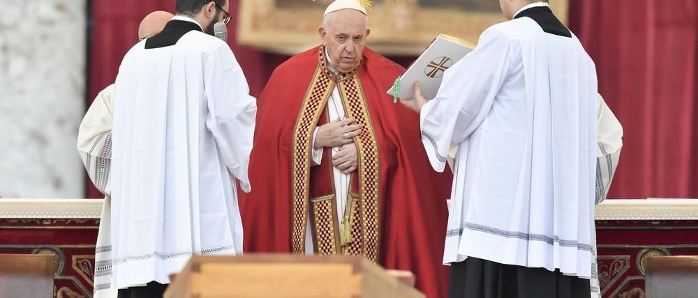 Der Nachfolger beerdigt den Vorgänger: Papst Franziskus am Sarg von Joseph Ratzinger am Mittwoch