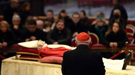 Vor dem aufgebahrten früheren Papst betet der polnische Kardinal Stanislaw Dziwisz.