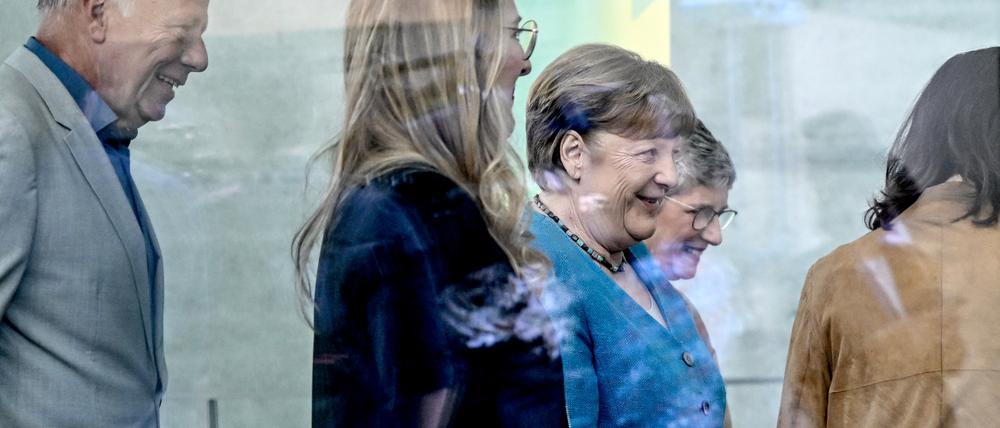 Die ehemalige Bundeskanzlerin Angela Merkel, Jürgen Trittin, Britta Haßelmann, Katharina Dröge und Annalena Baerbock bei der Abschiedsfeier für den Bundestagsabgeordneten Jürgen Trittin empfangen.