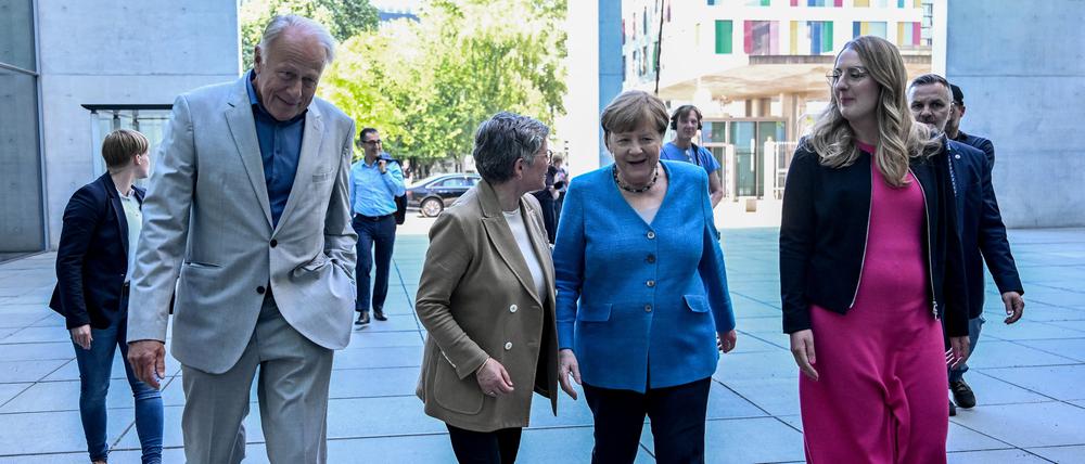 Jürgen Trittin, Britta Haßelmann und Katharina Dröge (alle Grüne) mit ihrem Ehrengast, Angela Merkel (CDU).