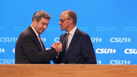 Markus Söder, CSU-Vorsitzender und bayerischer Ministerpräsident (l), steht mit Friedrich Merz,Vorsitzender der CDU, nach dessen Rede auf der Bühne. +++ dpa-Bildfunk +++