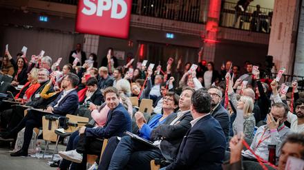 Kevin Kühnert (l-r), SPD-Generalsekretär, Saskia Esken, SPD-Bundesvorsitzende, Lars Klingbeil, SPD-Bundesvorsitzender, und Hubertus Heil (SPD), Bundesminister für Arbeit und Soziales, nehmen am SPD-Debattenkonvent teil.
