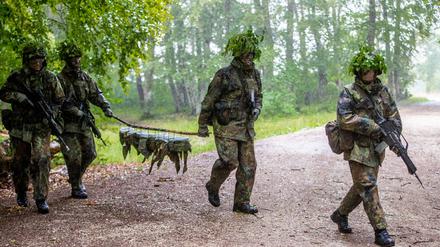 Reservisten nehmen auf einem Übungsplatz der Bundeswehr an der Abschlussübung zum Projekt „Ungediente für die Reserve“ des Landeskommandos Baden-Württemberg teil. 