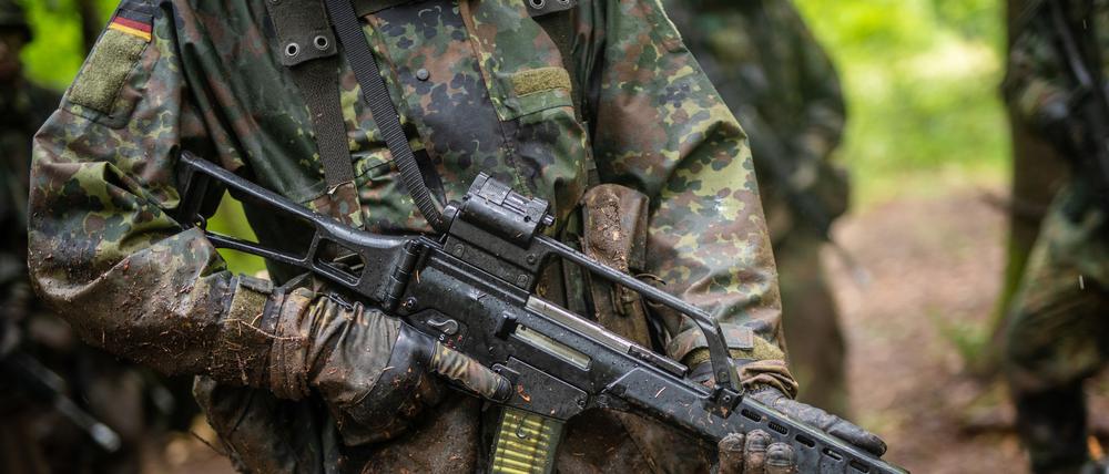 Ein Reservist der Bundeswehr hält auf einem Übungsplatz der Bundeswehr ein Sturmgewehr in seinen Händen. 