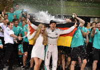 Nico Rosberg und seine Frau Vivian Sibold feiern den WM-Titel nach dem Grand Prix von Abu Dhabi.