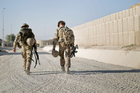 Soldaten der Bundeswehr gehen mit ihrer Ausrüstung durchs Feldlager in Kundus in Afghanistan. Seit dem Abzug der Bundeswehr 2013 hat sich die Sicherheitslage dramatisch verschlechtert.