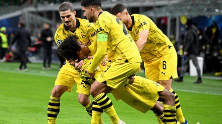 Dortmunds Karim Adeyemi jubelt (quer) jubelt nach seinem Tor zum 3:1 mit den Teamgefährten Salih Özcan (r), Emre Can (2.v.r.) und Marcel Sabitzer (l). 