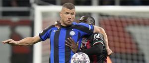 Edin Dzeko von Inter Mailand, im Vordergrund, und Fikayo Tomori vom AC Mailand kämpfen um den Ball.