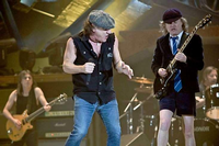 Malcolm Young, hinten links im Bild, verlässt AC/DC.