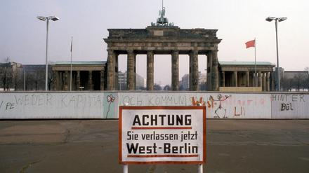  Achtung, sie verlassen jetzt West-Berlin - Warnschild an der Berliner Mauer vor dem Brandenburger Tor
