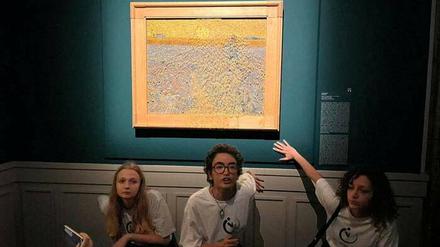Aktivisten der „Ultima Generazione“ (Letzte Generation) kleben ihre Hände an die Wand, nachdem sie ein Gemälde „Der Sämann“ von van Gogh im Palazzo Bonaparte in Rom, Italien, am 4. November 2022 mit Suppe beworfen haben.