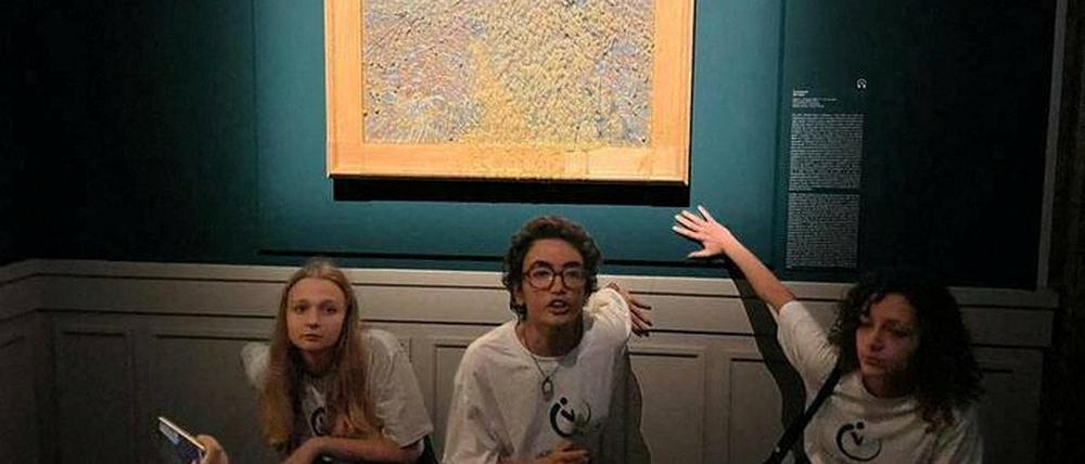 Aktivisten der „Ultima Generazione“ (Letzte Generation) kleben ihre Hände an die Wand, nachdem sie ein Gemälde „Der Sämann“ von van Gogh im Palazzo Bonaparte in Rom, Italien, am 4. November 2022 mit Suppe beworfen haben.