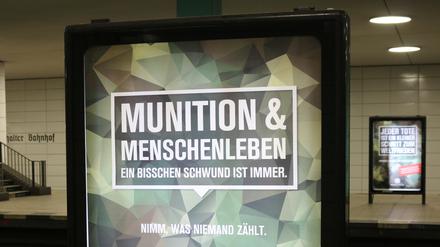 „Munition und Menschenleben: Bisschen Schwund ist immer“: Das Gelöbnis der Bundeswehr in Berlin wurde mit einer sogenannten Adbusting-Aktion angegriffen. 
