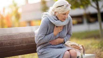 Gerade Frauen leiden bei einem Herzinfarkt anstelle des bekannten Brustschmerzes öfter über Schmerzen im Oberbauch, die mit Übelkeit, Erbrechen und Kurzatmigkeit einhergehen können.
