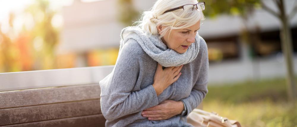 Gerade Frauen leiden bei einem Herzinfarkt anstelle des bekannten Brustschmerzes öfter über Schmerzen im Oberbauch, die mit Übelkeit, Erbrechen und Kurzatmigkeit einhergehen können.