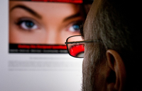 Ein Mann schaut sich im Internet das Seitensprungportal Ashley Madison an. Die Seite wurde gehackt und Daten von Nutzern ins Internet gestellt.