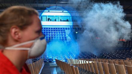 Mit Hilfe von Bühnennebel wird vor den Probanden eines Großversuchs der Universitätsmedizin Halle/Saale in der Arena Leipzig die Ausbreitung von Aerosolen in der Luft simuliert.