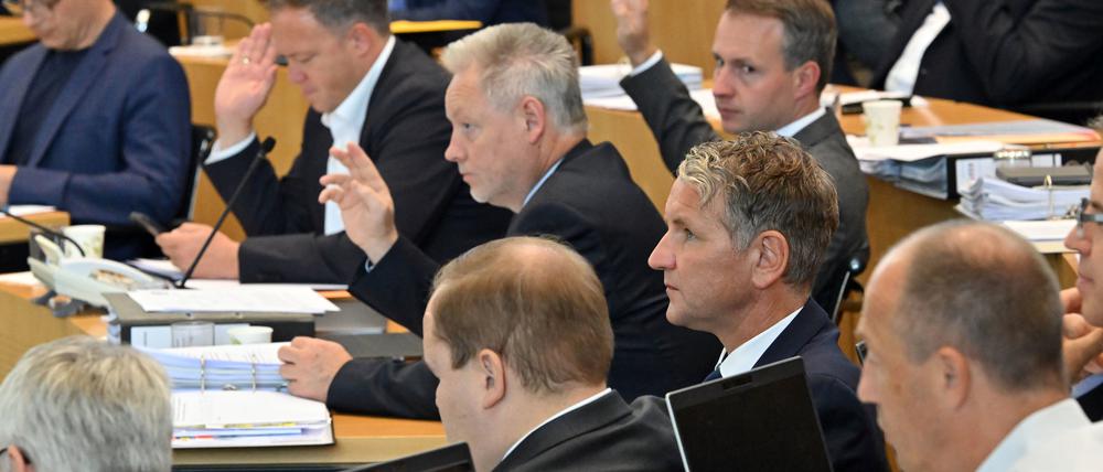 Abgeordnete der AfD und der CDU nehmen im Plenarsaal des Thüringer Landtags an einer Abstimmung teil.
