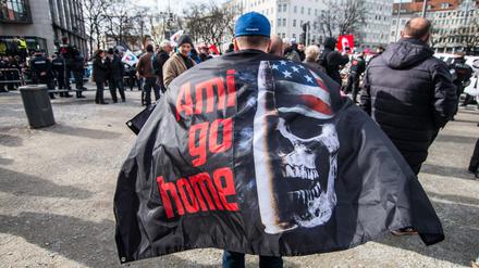 Eine Demo am Rande der jüngsten Münchner Sicherheitskonferenz, zu der unter anderem die AfD und das extrem rechte Compact-Magazin aufgerufen hatten.