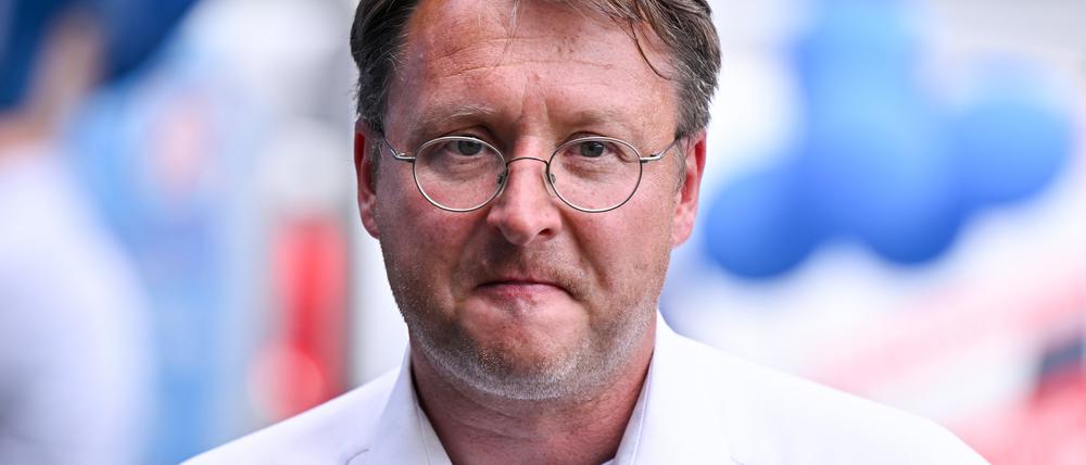 Robert Sesselmann (AfD) steht im Graten des Restaurants Frankenbaude bei der AfD-Wahlparty.