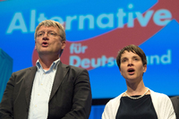 Die AfD-Vorsitzenden Jörg Meuthen und Frauke Petry singen am 1 Mai 2016 auf dem AfD-Bundesparteitag die Nationalhymne.
