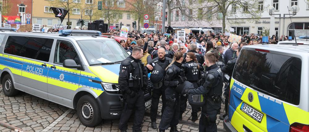 Thüringen, Erfurt: Polizeibeamte stehen vor der Gegendemonsstration bei der AfD Veranstaltung «Zukunft für Deutschland». Nach Polizeiangaben nahmen etwa 1000 menschen an der AfD-Veranstaltung teil. 