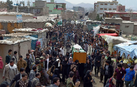 Bei der Beerdigung in Afghanistan tragen Frauen den Sarg mit der gelynchten Farchunda, hunderte Menschen begleiten den Trauerzug.