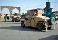 Sicherheitskräfte sichern die Stadt Ghasni nach einem Angriff der Taliban.