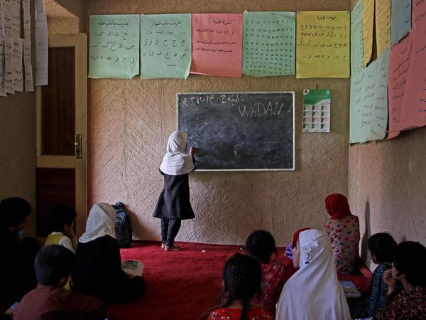 Afghanische Kinder besuchen den Unterricht in einer Schule im Bezirk Fayzabad in der Provinz Badakhshan am 26. Juli 2023.