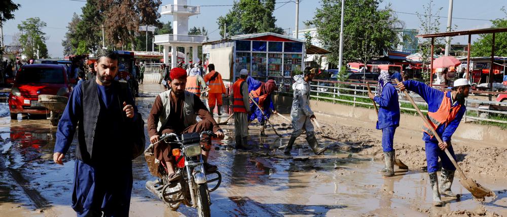 Gemeindearbeiter säubern die Straßen nach Überschwemmungen im Distrikt Sheikh Jalal, Provinz Baghlan.