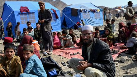 Afghanische Flüchtlinge in einem improvisierten Camp nahe der afghanisch-pakistanischen Grenze.