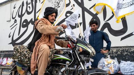 Ein Afghane kauft eine Taliban-Flagge in Kabul.